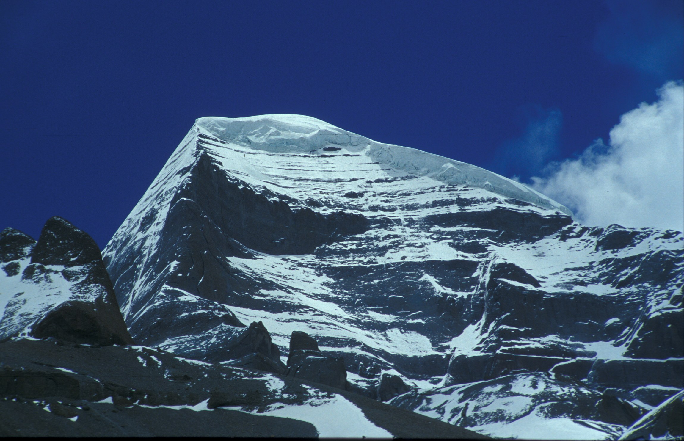 Der schneebedeckte Gipfel des Mt. Kailash in Tibet